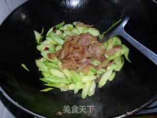 又是腊肉飘香时:芥兰炒腊肉的做法步骤:7