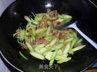 又是腊肉飘香时:芥兰炒腊肉的做法步骤:8
