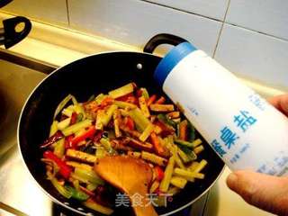 私家菜“黑椒香干炒笋条”的做法步骤：15