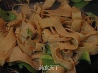 家常菜尖椒干豆腐的做法步骤：6