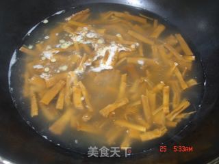 双椒炒笋干的做法步骤：3
