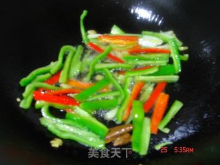 双椒炒笋干的做法步骤：4