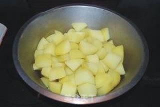 烤火腿肠和土豆的做法步骤:2