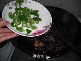 让您胃口大开的美食——尖椒木耳炒豆腐的做法步骤：11