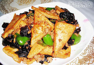 让您胃口大开的美食——尖椒木耳炒豆腐的做法步骤:15