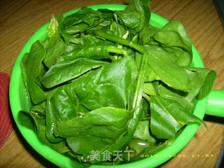 蒜汁菠菜胡萝卜的做法步骤：1