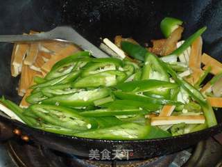 家常香芹香干青椒炒五花的做法步骤:12