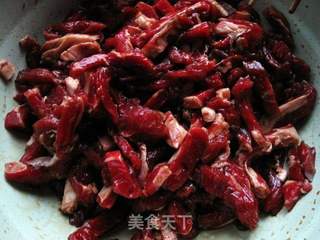 牛肉炒胡萝卜丝的做法步骤：1