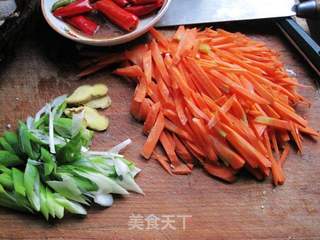 牛肉炒胡萝卜丝的做法步骤：2