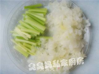 腰果雪耳拌西芹的做法步骤:2