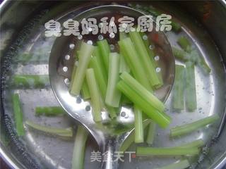 腰果雪耳拌西芹的做法步骤:3