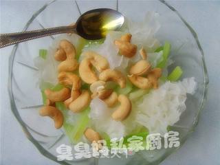 腰果雪耳拌西芹的做法步骤:4