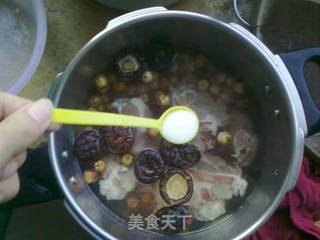 蘑菇莲子汤的做法步骤:4