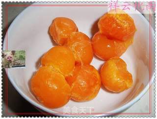 老鲁家的传统菜——鸭蛋黄狮子头的做法步骤：1