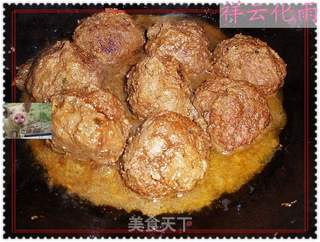 老鲁家的传统菜——鸭蛋黄狮子头的做法步骤：7