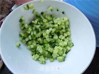 鸡蛋火腿黄瓜沙拉三明治的做法步骤:2
