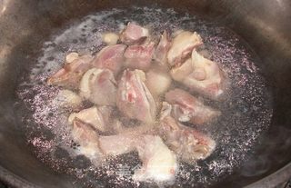 飞水芥兰腊鸭腿的做法步骤：3