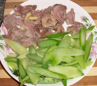 飞水芥兰腊鸭腿的做法步骤：4