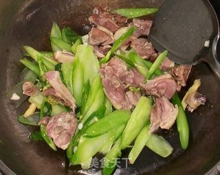 飞水芥兰腊鸭腿的做法步骤：6