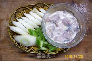 【鲈鱼精典吃法】---《酱爆大葱鲈鱼片》河鲜餐的做法步骤：18