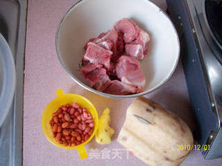 莲藕龙骨汤的做法步骤：1
