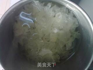 银耳雪梨水的做法步骤:3
