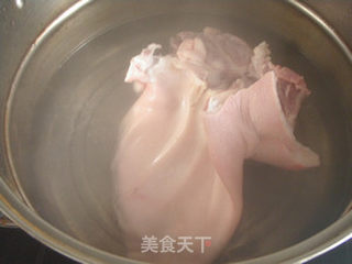 让人食指大动的下酒菜--卤猪耳朵的做法步骤:2
