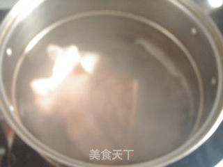 让人食指大动的下酒菜--卤猪耳朵的做法步骤:3