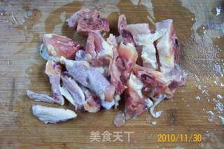 【飞禽美味精典】-《根茎蔬果炒乳鸽》又名《时蔬根茎炒乳鸽》的做法步骤：3