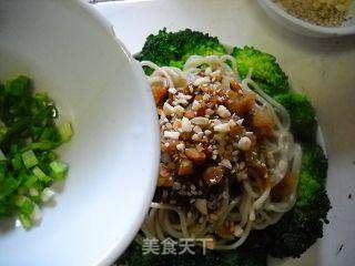 花生芝香拌面的做法步骤:16