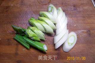 【飞禽美味精典】《萝卜大葱炒乳鸽》的做法步骤：7