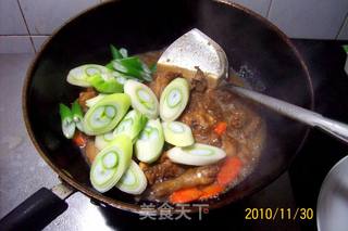 【飞禽美味精典】《萝卜大葱炒乳鸽》的做法步骤：17