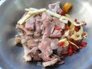 清甜清蒸猪舌汤的做法步骤:2