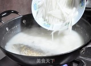鲫鱼荷包蛋萝卜丝汤的做法步骤:8