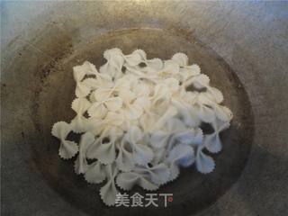 腊肉五彩蝴蝶面的做法步骤:8