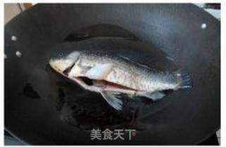 荷包蛋鲫鱼浓汤的做法步骤:2