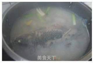 荷包蛋鲫鱼浓汤的做法步骤:3