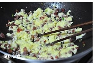 蛋蔬腊味饭的做法步骤:7