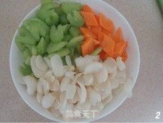 西芹百合炒腰果的做法步骤:2