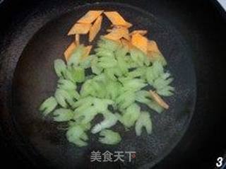 西芹百合炒腰果的做法步骤:3