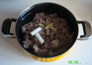 蔬菜牛肉汤的做法步骤:2