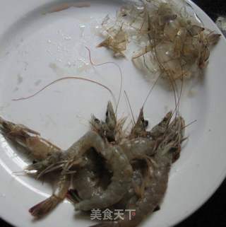 肉酱虾仁拌意面的做法步骤:2