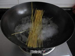 肉酱虾仁拌意面的做法步骤:9