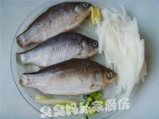 萝卜丝鲫鱼汤的做法步骤:2
