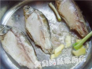 萝卜丝鲫鱼汤的做法步骤:5