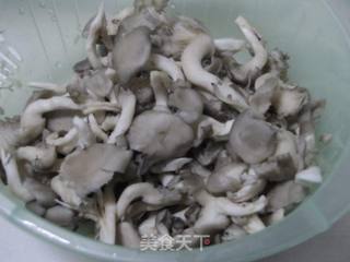 大蒜姬菇炒肉片的做法步骤：3