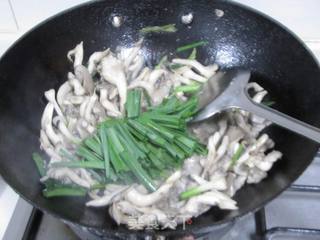 大蒜姬菇炒肉片的做法步骤：8