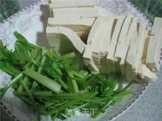 芹香蒜茸豆腐的做法步骤：1
