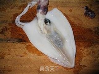 双椒炒鱿鱼的做法步骤:2