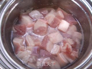红烧肉好吃的五个关键的做法步骤：1